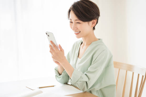 日本人のスマホの持ち方は独特？－国際比較調査でみるスマホ操作の国別傾向－ - 知るギャラリー by INTAGE