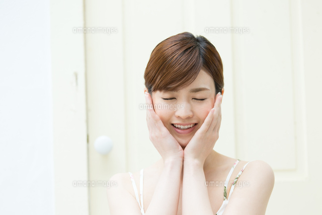 透明感のある肌」を目指すために . 私が第一印象で「わぁ、キレイな人だな」と思うのは、肌に透明感がある人。 顔がパッと明るい人は、それだけでシミやクマといった細かい部分が気にならなくなるほど魅力的に見えます。人相学で言う