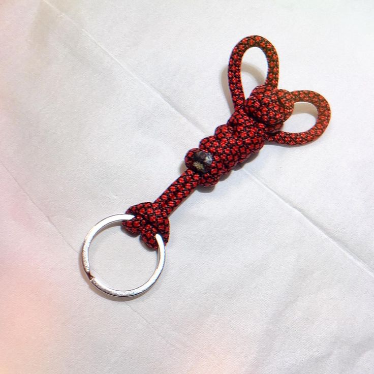 8本ハート編みリード❤️ Creemaにてご注文いただきました。 ありがとうございます。 こちらの色の組み合わせはワークショップでも大人気✨こちらは5mのコード4本で編めます。 本日発送です。パラコードリードパラコードワークショップパラコード教室パラコード