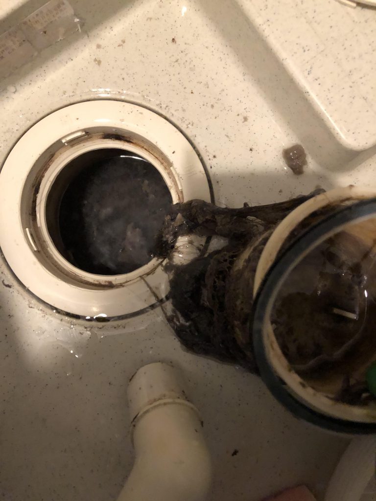 洗濯機の排水口のイヤな臭いを取りたい！原因や対処法、再発防止防を解説 - くらしのマーケットマガジン