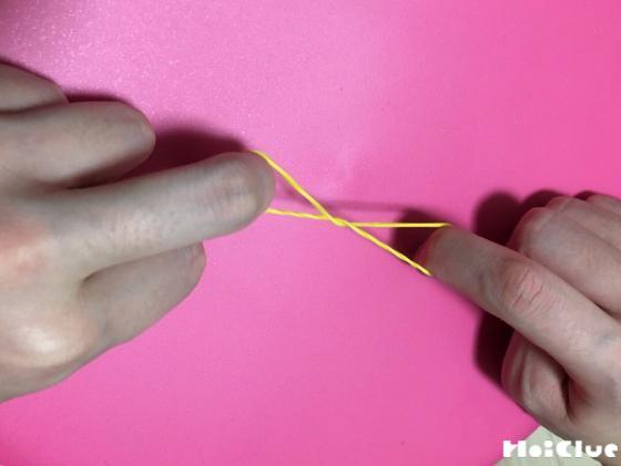 どうも！ @goya_namakemonoikuji です！ 今回は、プールスティックと輪ゴムを使った、輪ゴムかけ遊びです☺️ 作り方は簡単！暑さ4㎝程度にカットしたプールスティックの周りに切れ込みを入れたら完成！ 後はプールスティックと同じ色の輪ゴムを引っかけて遊んでいきます