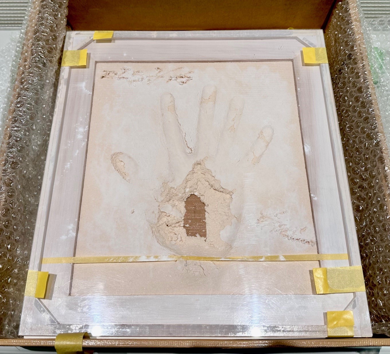 米津玄師TOUR空想グッズ紹介 🫥リイシュー電話ストラップ GREEN🫥 ・落ち着いたオパールグリーンと細めのベルトでさりげない存在感・ベルトはフェイクレザーで柔らかめ。ロゴはエンボス刻印 ・黒電話のコードを模した部分はびよーんと伸びる。iPhone14以降はスマホの重み