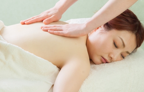 ピーリングで魅せる美背中になろう！気になるケミカルピーリングの効果や副作用、施術後の注意点を解説公式コラム美容整形・二重整形なら共立美容外科