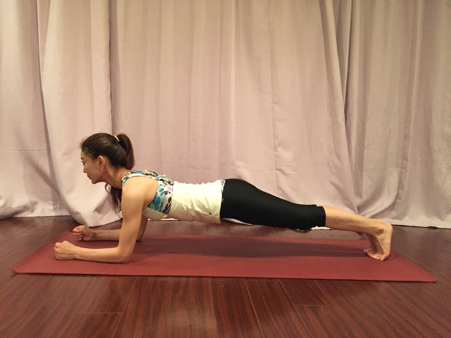 カエルのポーズ I ヨガApavrtta Mandukasanaヨガのシーケンス、利点、バリエーション、サンスクリット語の発音Tummee.com