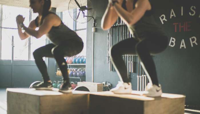 エアロビクスインストラクターになるには？収入・資格などを徹底解説