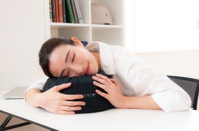 楽天市場 あなたの代わりの腕になる枕 ・ 滑り止め付の低反発ずれないちょっと寝うで枕 厚7cm 低反発 枕 まくら お昼寝 スリープテック オフィスクッション 7cmクッション お試し クッション 肘クッション 肘枕 肘置き おき 厚さが選べる枕 腕枕 うで枕 : スポンジ