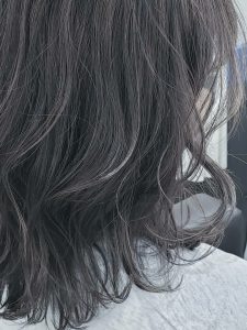 白髪ぼかしハイライトはアッシュで失敗しない！プロ伝授のセルフケア方法も紹介