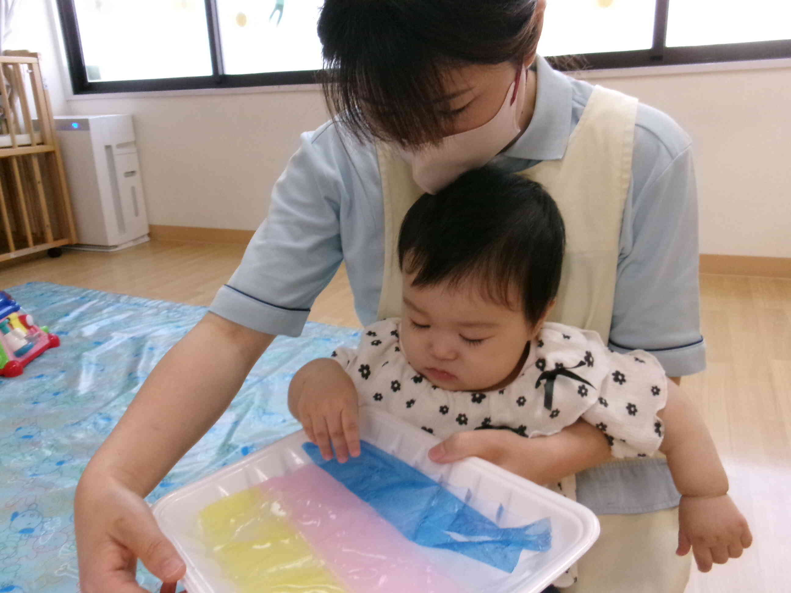 1歳児こあら組 氷遊び①キッズラボ株式会社認可保育園 企業主導型保育所 運営