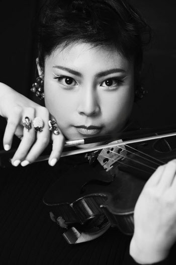 カメラ越しのヴァイオリンを弾く女性ヴァイオリニスト4 - No: 24256979写真素材なら「写真AC」無料 フリー ダウンロードOK