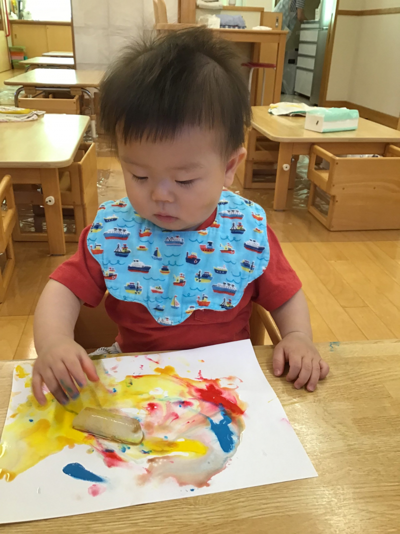 あか・すみれ 0歳児 氷遊び - おおわだ保育園 子どもたちの様子