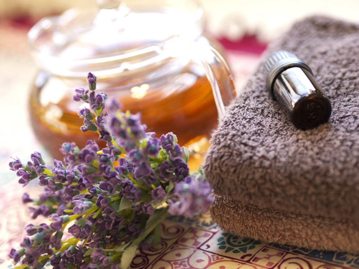 抱き枕を抱いて寝るポーズ - CLIP STUDIO ASSETS