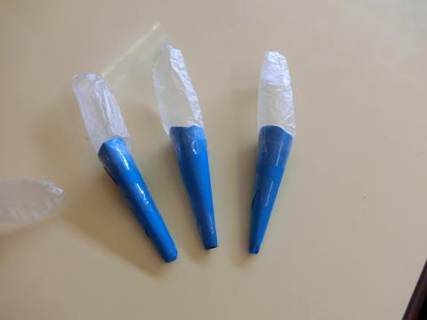 鼻のかみ方イラストなら、小学校・幼稚園向け・保育園向けのかわいい無料イラストお試しフリー素材 カット がいっぱいの安心サイトへどうぞ