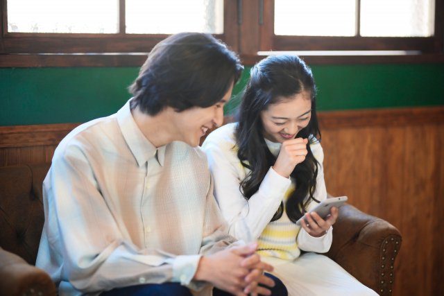 顔を見て笑う女性心理の真実：心理学研究が明かす本当の意味と適切な対応法 : Effective's Blog