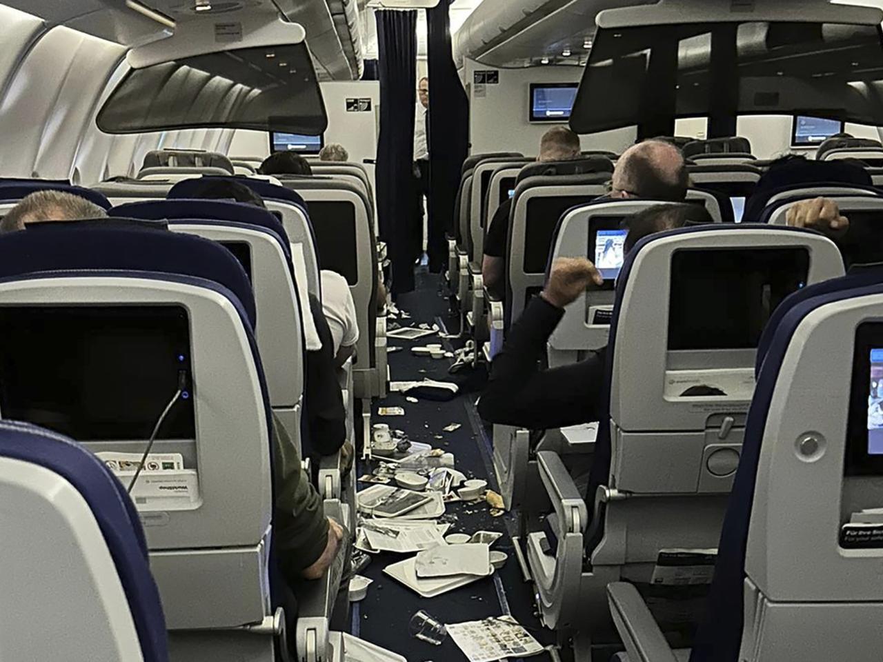 飛行機が離陸するときの雑学！エンジンのスタート順にはルールがある！ 眠れなくなるほど面白い 図解 飛行機の話- ラブすぽ