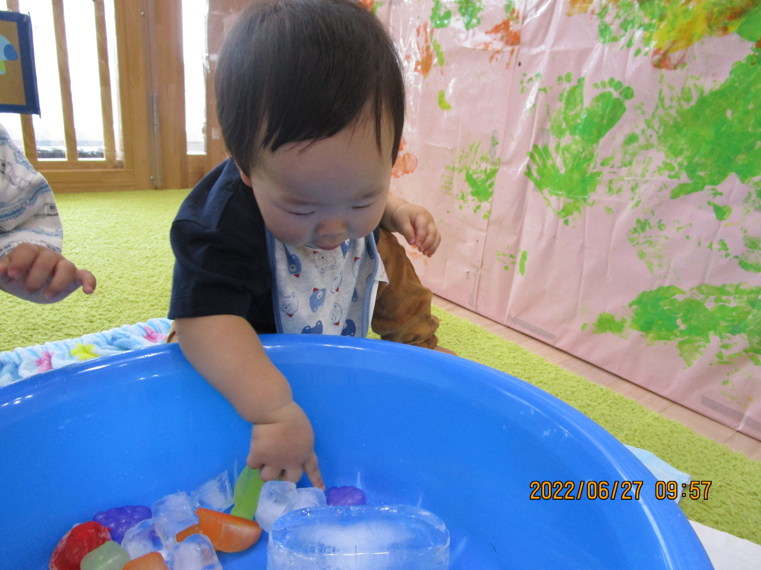 幼児組 氷遊びを楽しみました♪栄光保育園