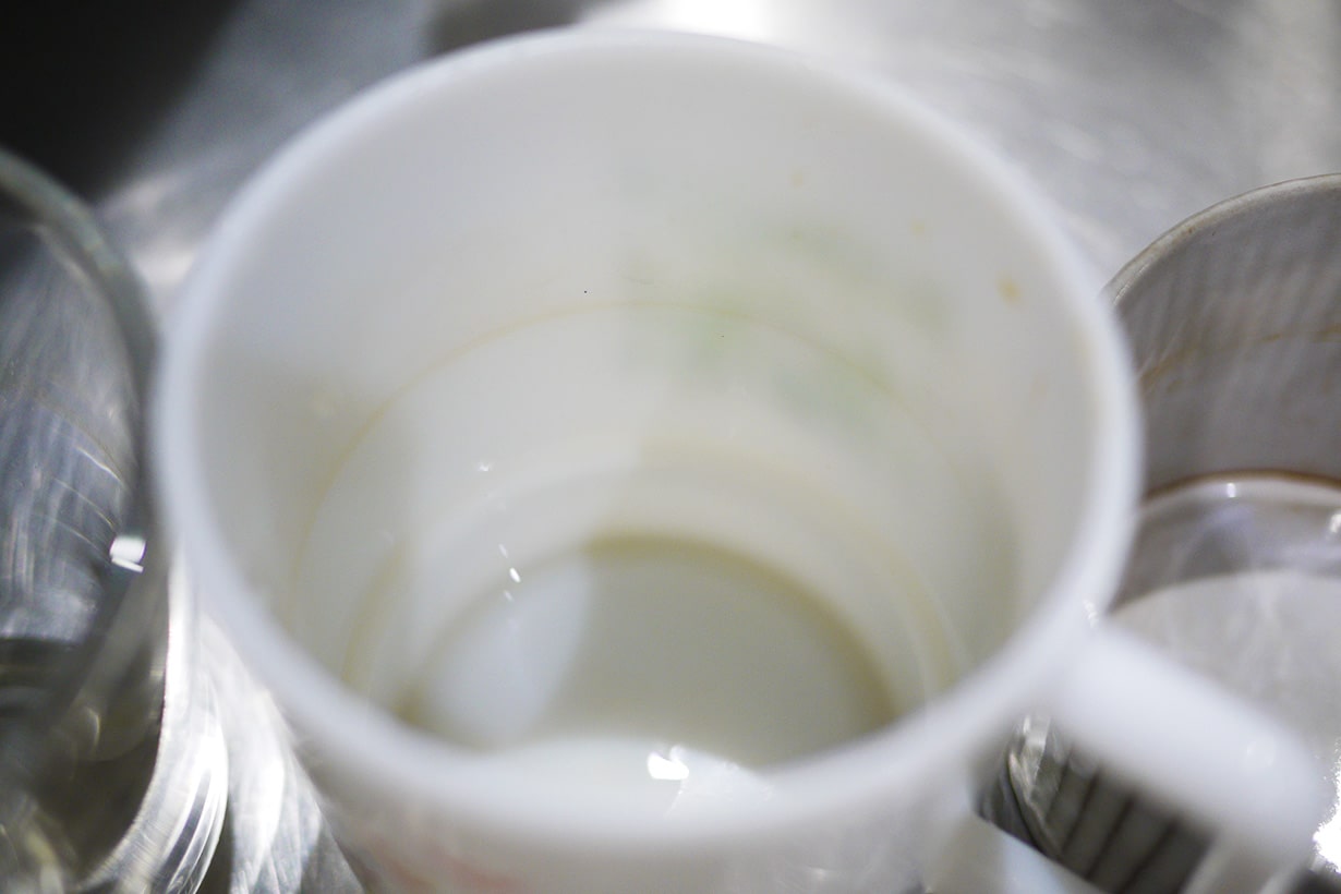 ほったらかしでOK！重曹と熱湯で簡単コーヒーカップ洗浄