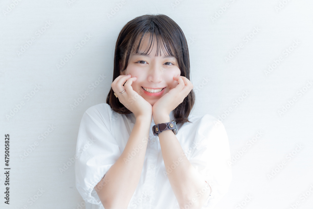 顎に手を当てる女性の本音とは？仕草に隠れた気持ちを読み解く方法 - 発見ブログ