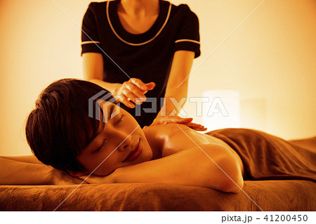 男のエステ、フェイシャルマッサージイラスト - No: 22173820無料イラスト・フリー素材なら「イラストAC」
