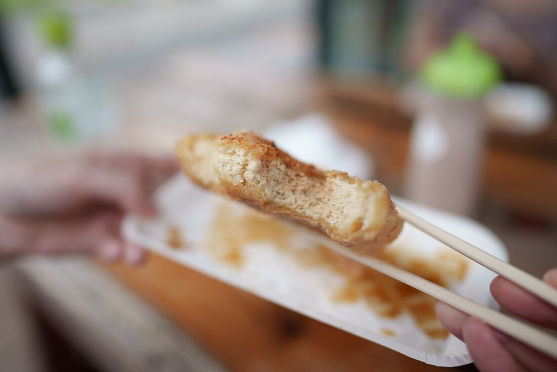 定義さん名物の油揚げ！ お醤油と七味唐辛子をかけて、いただきます✨ そとはカリッカリ なかはフワッフワおおきいのにぺろりと食べられちゃうから不思議です🤔 そして定義如来西方寺へ！ 抹茶処で、春限定の三色団子も食べました〜🍡 どちらも美味しい🥹♡宮城仙台