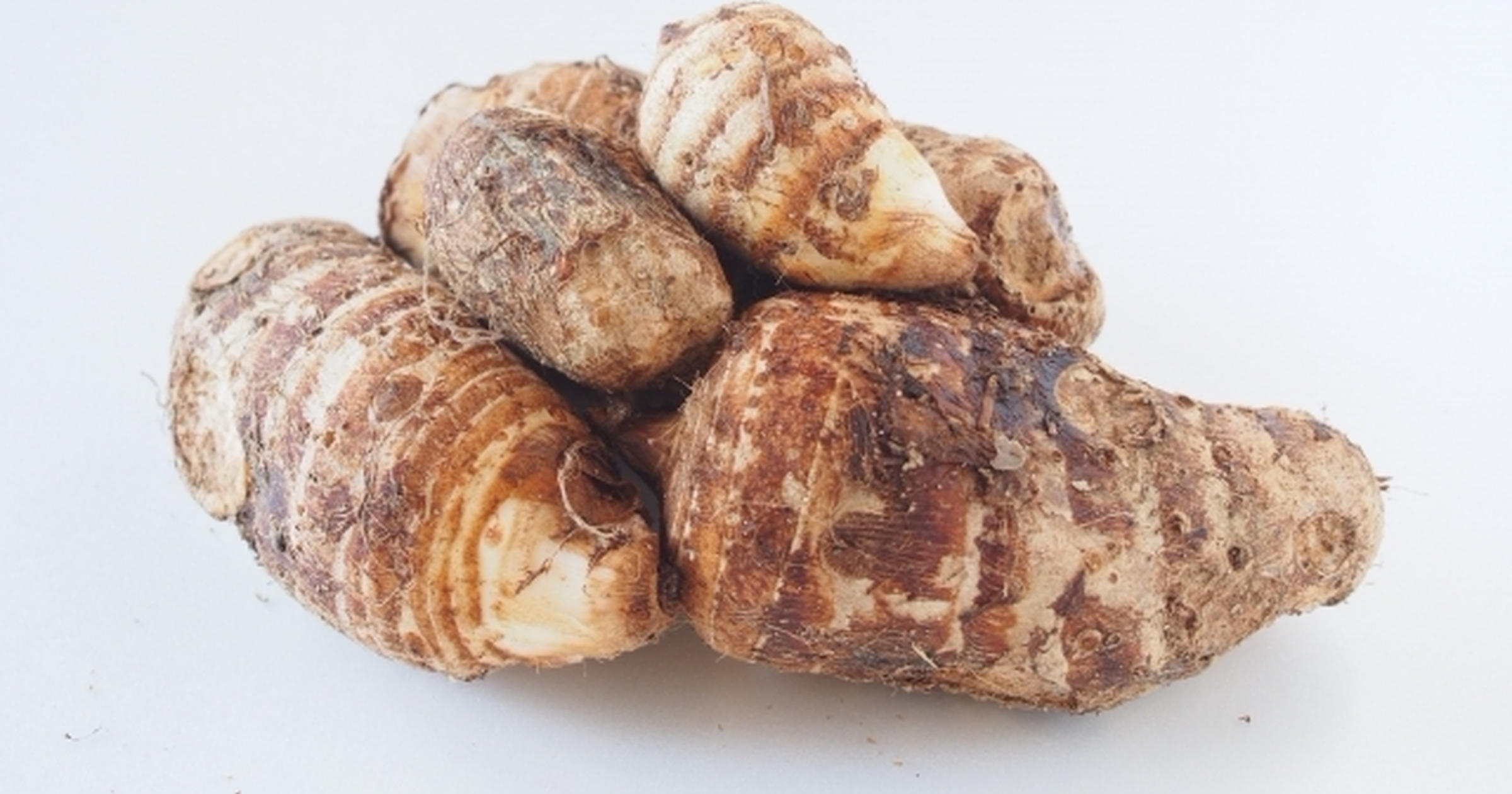 今までの苦労は一体 ？」里芋の皮は包丁ほとんど使わず簡単にむくことができます！サンキュ