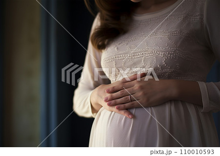 お腹に手をあてる妊婦20836101 の写真素材 - アフロ