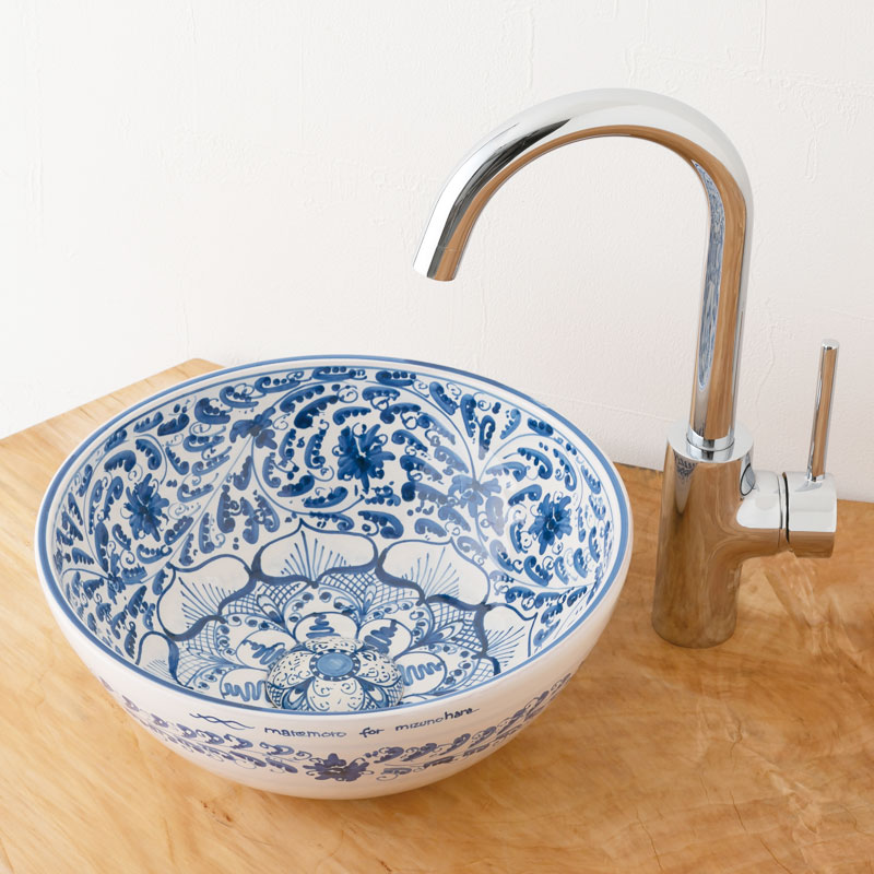 ✧ ＼洗面台の水垢の掃除陶器についた汚れもバッチリ😊👍 ⁡ 頑固な水垢を落とす‼️ TOMIEとスポンジだけでOK🙆‍♀️ ⁡ 陶器製の手洗い器をピカピカに✨⁡ クエン酸、重曹、クレンザー、漂白剤を用意して など必要なし！ ⁡ クエン酸を水で溶かして、陶器に塗ってラップ