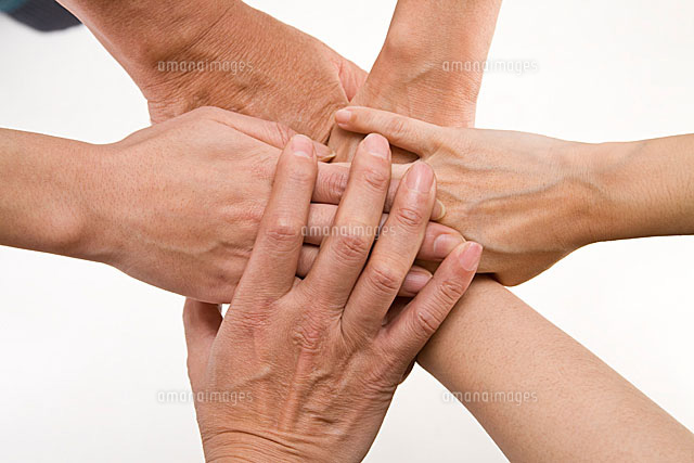 手の甲に手を重ねる男性心理の真実：その瞬間に隠された5つの本音と正しい読み解き方 : Effective's Blog