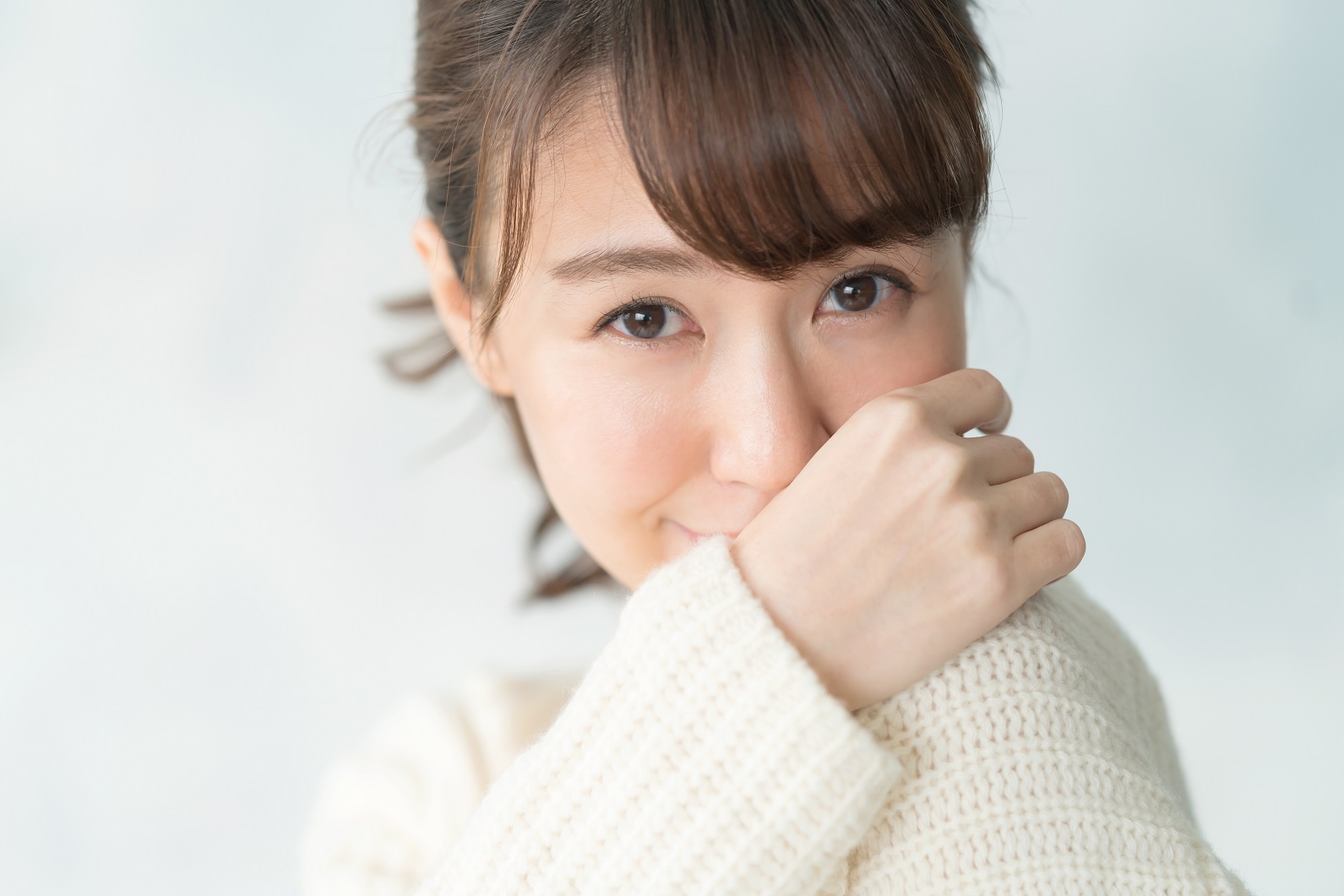 女性が無意識にとる好意のしぐさ10選！心理学から読み取る好きな人にとる行動とは？ - Love Story