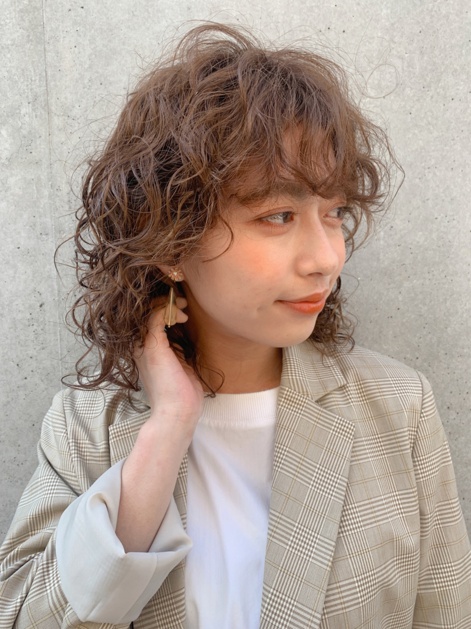 波ウェーブ パーマ やり方ミディアム ロング 美容院 で 波ウェーブ 外国人風ヘア に巻き髪よりナチュラルおしゃれ