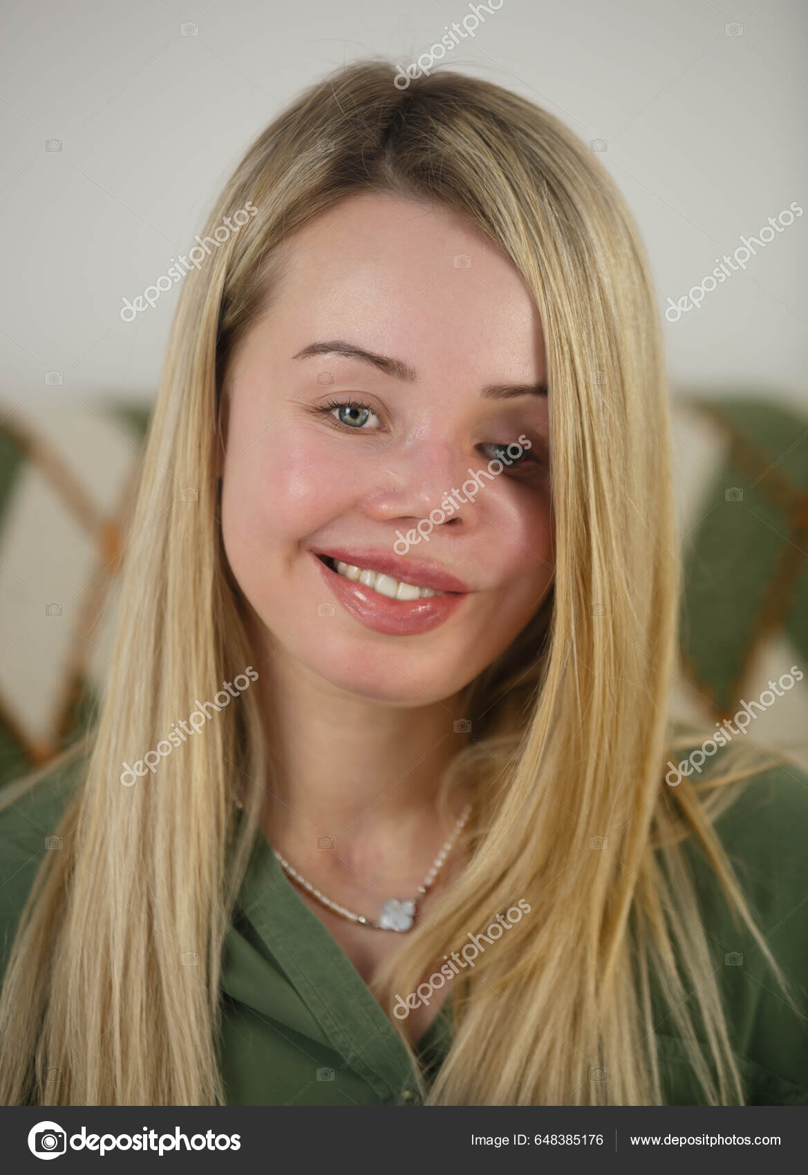 顔に傷をつけた怖い女性無料写真