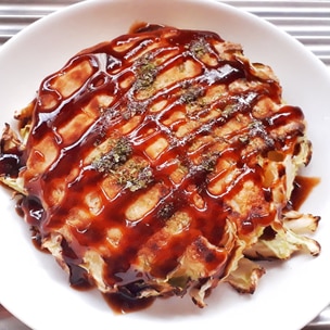 shiina_recipe_19kgdiet ←ママは痩せる👩🏼家族喜ぶ👨‍👧‍👧ダイエットレシピ💖作りたいと思ったら ❤️ ってコメントしてね！コメントくれたら嬉しすぎます！🥺 ふわふわ、とろとろ キャベツと豆腐お好み焼き！ お好み焼きとはまた違ったふわふわ食感がたまらなく