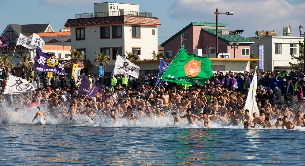🌊❄️ WINTER SWIMMING in KAIKE 2025 ❄️🌊,1月11日、新春恒例の「寒中水泳」が皆生温泉海遊ビーチで開催されました！当日は雪が積もる寒さの中、参加者の熱気と元気な笑顔が会場を包み込みました✨,冷たい冬の日本海に果敢に飛び込む参加者たちの姿は、新年の健康と活躍への強い願いそのもの！,仮装で参加していた人たちもいて、会場は大盛り上がりでした！,