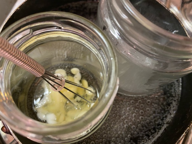 材料4つを混ぜるだけで作れちゃう 簡単で優しい手作り日焼け止めクリームです。 今回のレシピは ⚫︎酸化亜鉛 天然ミネラル紫外線カット剤3.5g⚫︎ココナッツオイル 酸化しにくいグレードのものがおすすめ5g ⚫︎クリーム基材 doTERRAハンド&ボディローション 20g