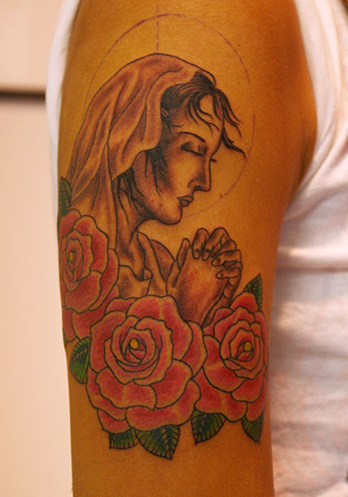 Liu @ikistudio_tattoo の作品。 マリア様をモチーフにしたタトゥーです。 光を纏い雲の上に佇むマリア様と天使を描いた神秘的なデザインとなっています。Liu's work @ikistudio_tattoo . This tattoo is based on the motif of Mary.It is a mystical design