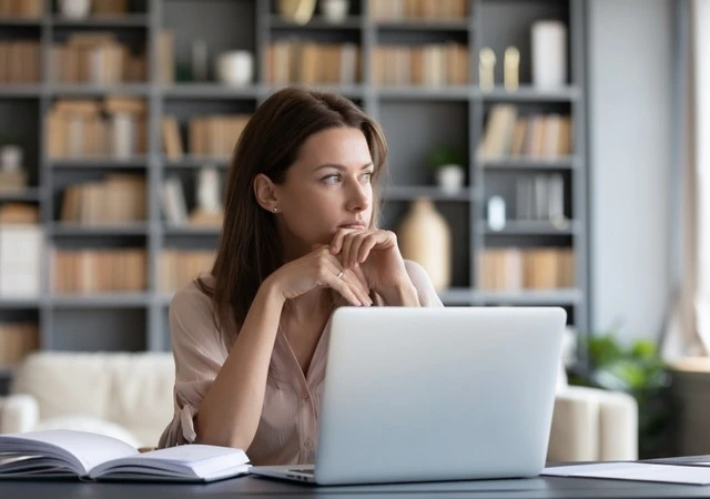 胸の上に手を置く 11002048998 の写真・イラスト素材アマナイメージズ