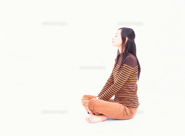 平和な瞑想とヨガの練習ひざまずくアサナ禅のポーズで瞑想する穏やかな女性リトリートリラクゼーション中にマットの上に座っている人白い背景に分離されたフラットベクター - ひざまずくのベクターアート素材や画像を多数ご用意 - iStock