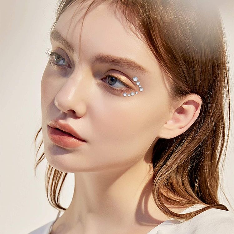 韓国アイドルのラインストーンメイクを解説！人気のストーンエクステ実例もBeauté ボーテ