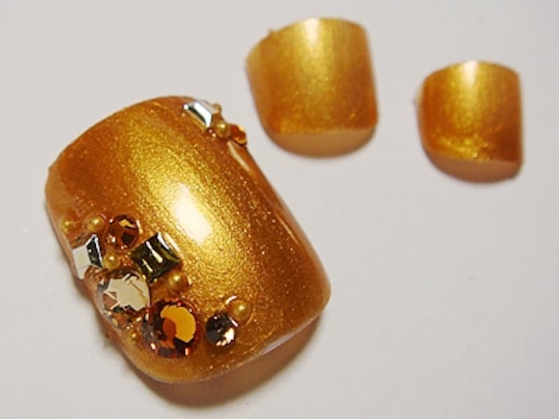 秋色ゴールドで魅せるトパーズペディキュアアートペディキュアAll About