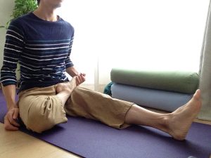 あぐらがかきにくい方へ１０のおすすめヨーガストレッチ - 仏教・お寺メディア お寺のじかん