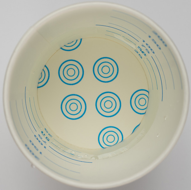 皆の前で尿検査の結果発表する先生