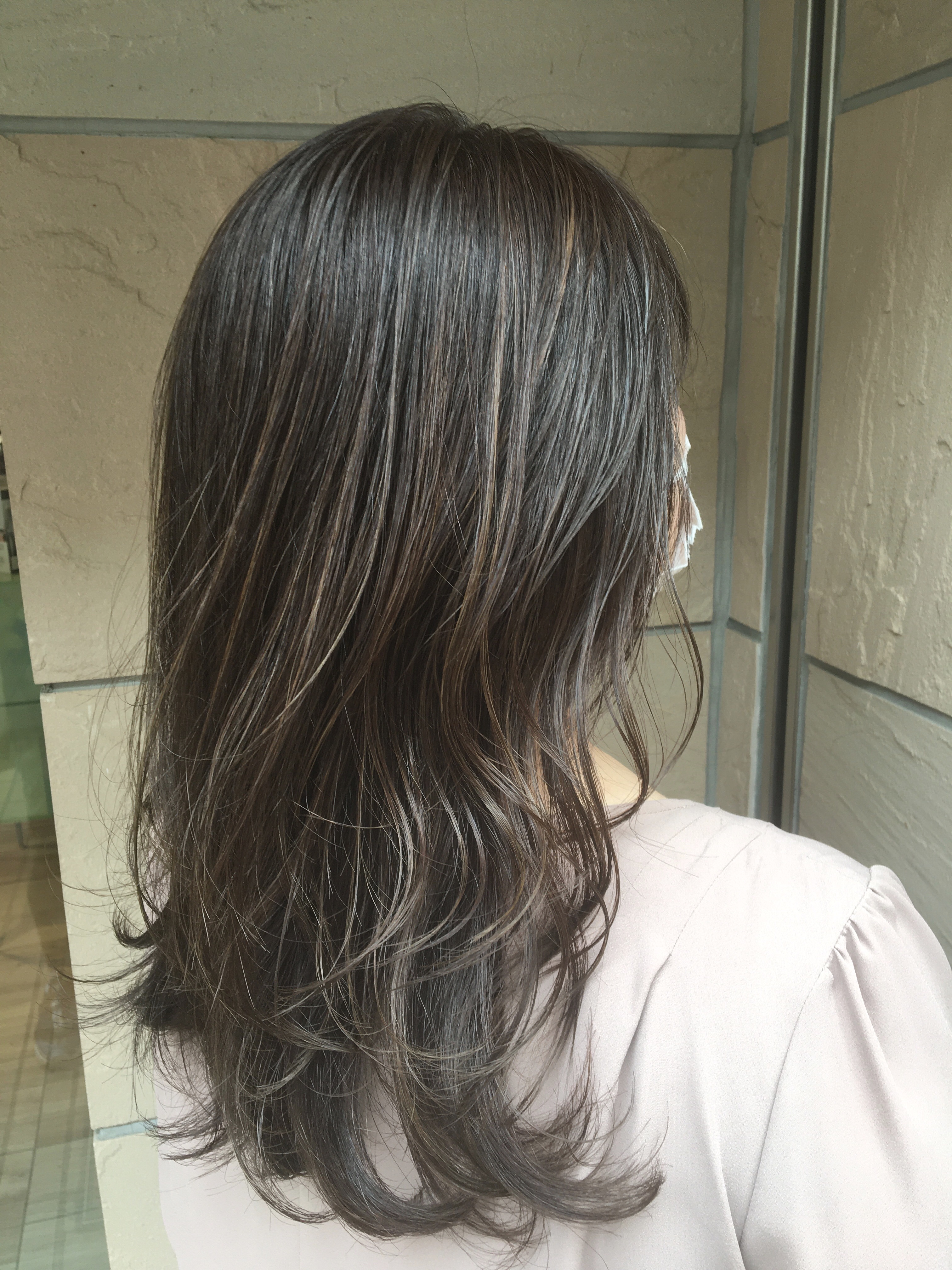 40代からのアンチエイジング！脱白髪染めカラーで若返りヘアを手に入れよう 透明感のある髪色の作り方