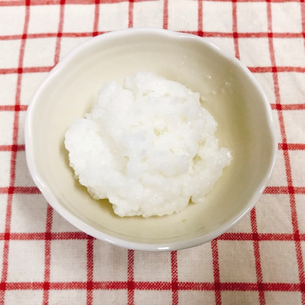 ✴︎離乳食後期 軟飯の作り方𓎩𓌈軟飯を炊飯器で簡単に作れる お米と水の割合は ◌ 米 2合 ◌ 水 お米を入れた状態で炊飯器の3合の目盛実際にご飯を炊くと沢山の量に見えますが 90g×9〜10個分 約3日分 できます😊♪ ご飯を冷凍するときは平らに丸く冷凍すると