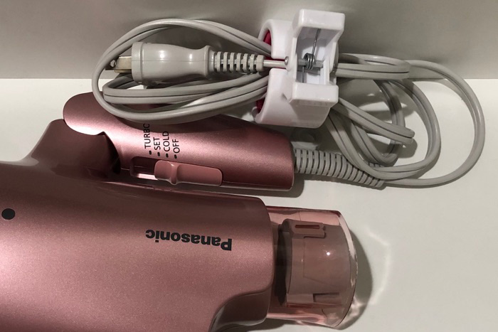 イライラコードをスッキリ収納！コレを使ってみたら洗面所まわりがスッキリ片付き使いやすくなりました！山崎実業コラム