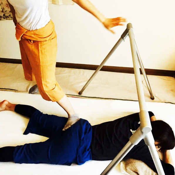 踏まれる。踏まれる。踏まれる。 😂 ちょっと、動画見て😂😂😂💓 やば〜❤︎ ほんまに、足とは思えないほど、めちゃ、気持ちいい！子供たちによく踏んで〜！ってしたことありますよね。 ここは、素敵な女性に踏まれる空間 🤭💓 足圧フーレセラピーの完全予約制の