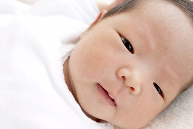 初めまして🎀 私の娘も生まれた時はキリッと一重だったのですが 今4歳で身体が引き締まってきたら 日に日に二重幅が広くなっています✍🏻たまたま前に比較した写真があったので載せます📷 まだまだ顔が変わりそうな気がしています 🥹