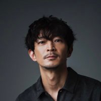 津田健次郎さんの撮影オフショットとインタビュ