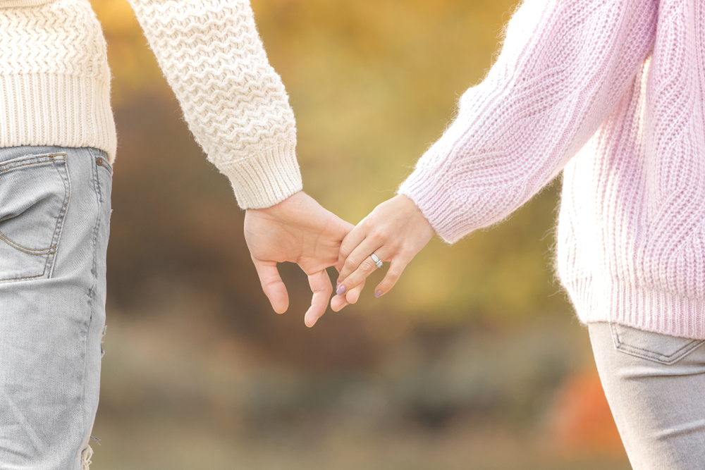 恋人繋ぎをする心理とは？恋人同士とそうでない場合の心理・注意点も紹介 - コイパス by Omiai