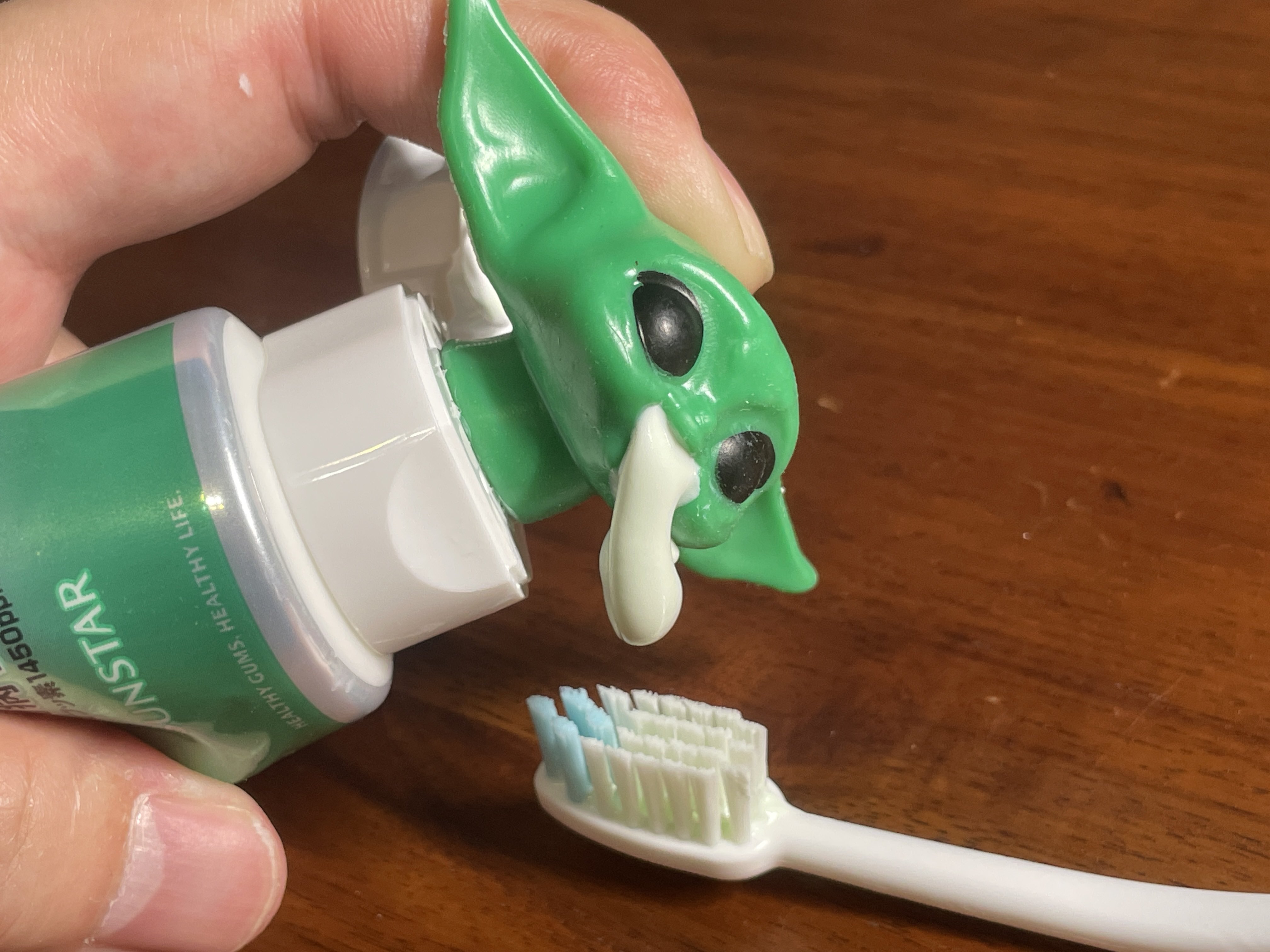 スター・ウォーズのヨーダの歯磨き粉キャップがキモカワイイよ！ 口からフォースが出る感じガジェット通信 GetNews