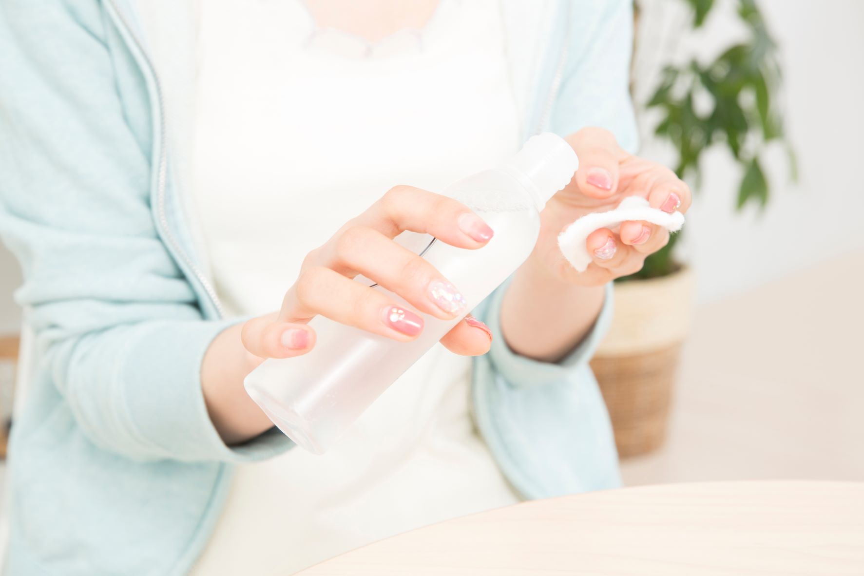 化粧水の使い方で素肌が変わる！手とコットンの正しい塗り方&順番悩み別おすすめ化粧水17選LIPS