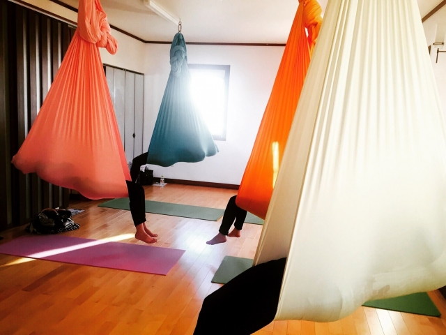 おはよう 月曜日 yoga 時間 ・ エアリアルヨガ 初心者の皆さん ポーズを通して 気持ち良い 1時間と なりました。 初めてでも 綺麗な逆転ポーズ。ヨガyogaエアリアルヨガ aerialyogaハンモックヨガプライベートレッスン自宅レッスン 自宅スタジオ三浦でヨガ